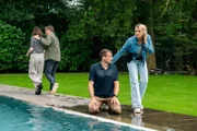Vanessa Haas (Kerstin Landsmann, r.) versucht, Fabian Felmy (Pablo Konrad, 2.v.r.) zu beruhigen, während Matti Wagner (Pierre Besson, 2.v.l.) dessen Schwester Leonore (Laura Balzer) besänftigt.