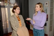 Jessica (Nina Ensmann, r.) versichert Nina (Maria Wedig), dass sie sich auf ihre Prüfung gut vorbereitet hat.