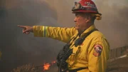 Feuerwehrkapitän Richard Cordova zeigt über das Blue Ridge Fire außerhalb von Yorba Linda, Kalifornien.