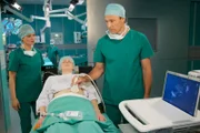 ARD/MDR IN ALLER FREUNDSCHAFT, FOLGE 693, "Sternstunden", am Dienstag (14.07.15) um 21:00 Uhr im ERSTEN. Dr. Martin Stein (Bernhard Bettermann, re.) kann nicht verstehen, dass Birgit Jasper (Aline Staskowiak, mi.) so leichtsinnig ihre Gesundheit aufs Spiel setzt. Trotz ihres Versprechens, sich zu schonen, ist sie mit ihrer Tochter klettern gegangen. Nun ist das Aneurysma geplatzt und Birgit schwebt in Lebensgefahr. Dr. Lea Peters (Anja Nejarri, li.) wird Martin bei der Not-OP unterstützen.