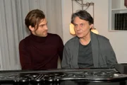 Jo Gerner (Wolfgang Bahro, r.) berührt Julians (Onno Buß) Herz.