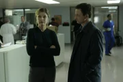 Det. Mack "Mac" Taylor (Gary Sinise, r.) muss der Mutter (Sheryl Lee, l.) der ermordeten Nicole Garner ein paar unangenehme Fragen stellen ...