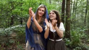 Die Regentrude (Ina Weisse) zeigt Maren (Janina Fautz), wie man Regen macht.