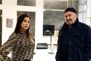 Leyla (Yasemin Centinkaya, l.) erklärt Otto (Florian Martens, r.) warum sie nicht auf der gestrigen Siegesfeier war.