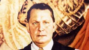 Grandios, arrogant, selbstherrlich: Hermann Göring, hier auf einem stilisierten Foto, blieb sich bis zuletzt treu. In Nürnberg zum Tode durch den Strang verurteilt, beging er in der Nacht vor der Urteilsvollstreckung Selbstmord.