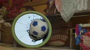 Der Ball von Saïd trifft den Spiegel.