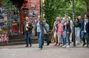 Die "alternativen Stadtführungen" von Birgit Clasen (Suzanne Combüchen, vorne) sind bei Hamburgern wie Touristen sehr beliebt.