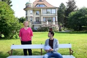ARD WAPO BODENSEE FOLGE 43, "Haus am See", am Dienstag (12.01.21) um 18:50 Uhr im ERSTEN. Jakob Frings ( Max König, r.) ist geschockt und wird von seiner Chefin Nele Fehrenbach (Floriane Daniel, l.) getröstet. Seine Freundin wurde tot aus dem Bodensee geborgen. © ARD/Laurent Trümper, honorarfrei - Verwendung gemäß der AGB im engen inhaltlichen, redaktionellen Zusammenhang mit genannter ARD-Sendung bei Nennung "Bild: ARD/Laurent Trümper" (S2). ARD-Programmdirektion/Bildredaktion, Tel: 089/5900-23534, bildredaktion@DasErste.de