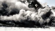 Das Schlachtschiff USS Arizona wird im Hafen angegriffen und versenkt.