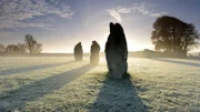 Steine in Avebury am nebligen Morgen, England