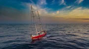 Unendlichkeit auf dem Wasser, Sonnenuntergang, keine Segel gesetzt.