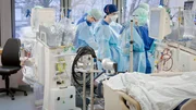 Auf dem Höhepunkt der zweiten Pandemiewelle stößt das Team der Intensiv-Station 43 täglich an die Grenzen dessen, was der Mensch vermag: Bewährte Therapien versagen und stabil geglaubte Covid-Patienten verschlechtern sich plötzlich. Immer wieder müssen die erfahrenen Ärzte und Pflegenden kapitulieren und das Unausweichliche akzeptieren. Tod und Sterben sind allgegenwärtig. - Intensivmediziner der Station 43 bei der Arbeit.