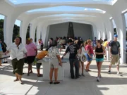 Besucher im Inneren des USS Arizona Memorials. Pearl Harbor, Hawaii.