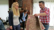 Trödelexperte Mauro Corradino bereitet sich mit Jasmin auf den Teppichverkauf vor
