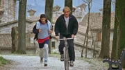 Don Matteo (Terence Hill) trainiert den jungen Boxer Marco (Carmine Recano, l.)