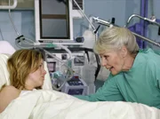 Vater sein dagegen sehr, Regie: Mathias Luther, am Dienstag (19.07.05) um 21:05 Uhr im Ersten. Ruth Zarenthin (Marita Böhme, re.), die Großmutter von Fraukes Sohn und Mutter ihres Ex-Freundes, hilft Frauke Winkler (Fiona Coors, li.) wo sie nur kann.