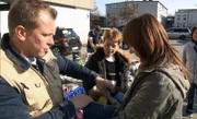 Trödelprofi Otto Schulte (li.) mit Angela (re.) auf dem Flohmarkt