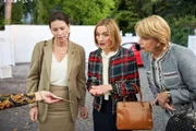 Frau Dietrich (Sabine Vitua, l.), Frau von Kiesow (Eva Mannschott, M.) und Frau Bittencourt (Doris Wolfer) staunen nicht schlecht, als sie Gabriele einen Besuch abstatten.
