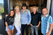 Viola Tami (l.) und Jan Fitze (r.) zu Besuch bei KISS-Rockstar Gene Simmons (3.v.l.) mit Frau Shannon (2.v.l.) und Architekt Roger Kurath (2.v.r.)
