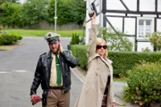 Dietmar Schäffer (Bjarne Mädel, l.) und Sophie Haas (Caroline Peters, r.) beenden die Schlägerei der Biker und Hengascher vorm Gasthof Aubach.