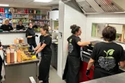 Burger-Abend im Bernitter Dorfladen. Anne und Stine Schröder (2.v.r., 3.v.r.) bereiten zusammen mit dem Dorfladen-Team alle Zutaten für die Burger selbst vor.