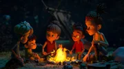 Bei ihrem Streifzug durch den Wald, lernen Raphael, Kleiner Fuß, Bohnenstange und Lina eine junge Spanierin kennen, die sie zum Lagerfeuer einlädt.