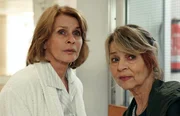 Almuth (Senta Berger) und Rita (Cornelia Froboess, re.) müssen erst lernen, miteinander klar zu kommen.
