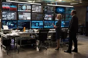 Marissa (Geneva Carr, l.) und Bull (Michael Weatherly, r.) beraten sich über die Auswahl der Geschworenen. Wen müssen sie noch auf ihre Seite holen?