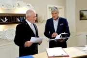 Alfons (Sepp Schauer, l.) versichert Friedrich (Dietrich Adam, r.), dass seine Arbeit im "Fürstenhof" nicht mehr unter den Werbedrehs leiden wird.