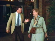 Jessica (Angela Lansbury) unterstützt Lt. Bergkamp (Robert Hogan) bei der Suche nach dem Mörder des Hypnotiseurs Cagliostros.