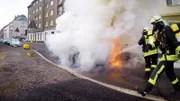 In Düsseldorf steht mitten auf der Straße ein Auto in Flammen.