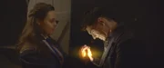 Darius' (Louis Martino) Hände brennen vor lauter ungesteuerter Magie. Theo (Eloise Little) versucht zu helfen.