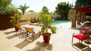 Keishas Garten hat genau einen Vorteil - einen Pool. Rundherum herrscht jedoch Chaos - Schutt, Unkraut und zusammenbrechende Möbel prägen das unschöne Gesamtbild. Sara eilt Keisha zur Hilfe, um ihr ihren Traumgarten zu ermöglichen. Ein toskanisch-inspirierter Außenbereich mit Gemüsebeet und Steinbrunnen sollen die Besitzerin begeistern.