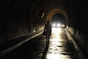Carla (Anna Willecke) ist der Bus vor der Nase weggefahren. Sie geht zu Fuß nach Hause.