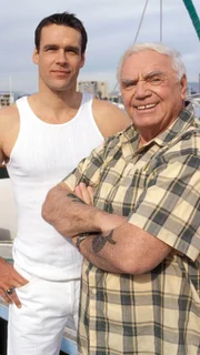 Harmon Rabb, Jr. (David James Elliott, l.), Artemus Sullivan (Ernest Borgnine)