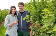 Bei Inga Flachmeier auf dem Bergs Hof in Herford spielt Beerenobst die Hauptrolle. Erdbeeren, Stachelbeeren, Blaubeeren und neue Sorten wie Aronia und Taybeere werden auf dem Hof angebaut. Die 32-Jährige Inga, Mutter von zwei kleinen Kindern, ist Grundschullehrerin und im Augenblick in Elternzeit. Gemeinsam mit ihrem Mann Thomas hegt und pflegt sie ihre Beerenkulturen.