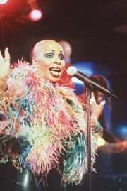 Sängerin Janice Robinson (Janice Robinson) tritt in Pipers Club auf.