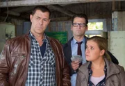 MDR Fernsehen MORDEN IM NORDEN FOLGE 19, "Der Fingerzeig", am Montag (25.05.15) um 23:55 Uhr. Am Ufer der Trave wurde eine tote Frau mit fehlendem Finger geborgen. Finn Kiesewetter (Sven Martinek, l.), Sandra Schwartenbeck (Marie-Luise Schram, r.) und Lars Englen (Ingo Naujoks, M.) rätseln über die Tatumstände.