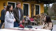 Maxi (Katharina Scheuba, l. mit Martin Walde, 2.v.l.) findet stolz eine Lösung, wie sie den Gast zufriedenstellen kann. (mit Komparsen)