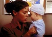 Ein ausgesetztes Baby löst bei Phoebe (Alyssa Milano) Muttergefühle aus.