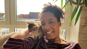 Pia schmust mit dem fünf Wochen alten Somalikätzchen „Anouk“