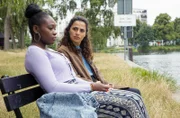 Am Ufer der Spree befragt Jasmin Sayed (Sesede Terziyan, r.) die Biergarten-Mitarbeiterin Tizia Idris (Kathy Etoa, l.).