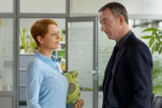 ARD/MDR IN ALLER FREUNDSCHAFT, FOLGE 686, "Ohne Netz und doppelten Boden", am Dienstag (26.05.15) um 21:00 Uhr im ERSTEN. Pia Heilmann (Hendrikje Fitz) will Alexander Weber (Heio von Stetten) eigentlich nur um mehr Zeit bitten, um einen anderen fairen Betreiber für die Physiotherapie zu finden. Doch am Ende des Gesprächs steht sie plötzlich selbst als mögliche neue Betreiberin da und hat Weber die Ausarbeitung eines Konzepts angekündigt.
