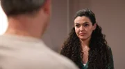 Shirin (Merve Çakır, r.) und Miro (Pablo Sprungala, l.) ist klar, dass vor Lale ein langer Weg liegt, bevor sie den Verlust von Theo verarbeiten kann.