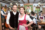 Die Servus Musikantenstammtisch Moderatoren Richard Deutinger und Conny Buergler im Gasthaus Brucker in Aschau im Chiemgau, im Hintergrund die Aufzug Musi