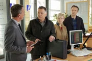 Dr. Roland Heilmann (Thomas Rühmann, 3. von rechts), Dr. Kathin Globisch (Andrea Kathrin Loewig, 2. von rechts) und Dr. Martin Stein (Bernhard Bettermann, rechts) bitten Alexander Weber (Heio von Stetten) zu einer außerordentlichen Besprechung in den Konferenzraum. Alexander Weber ahnt, dass das kein gutes Zeichen ist und die drei was im Schilde führen.