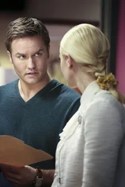 Lemons (Jaime King, r.) Verzweiflung ist so groß, dass sie sich sogar an George (Scott Porter, l.) wendet ...