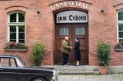 Der Koch hat gekündigt, der Ochsen hat dichtgemacht: Huber (Wolfgang Müller, l.) und Schwester Hanna (Janina Hartwig, r.) stehen vor verschlossener Tür.