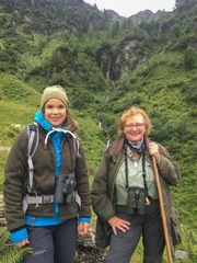 Mit der "Gams-Christl" (rechts) sucht Anna einen Gamskindergarten in den Bergen. So heißen die Gruppen der Kitze.