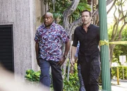 Lou Grover (Chi McBride, l.); Steve McGarrett (Alex O'Loughlin, r.)
